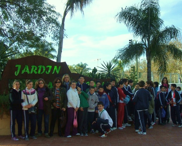 Los alumnos de colegio Cristóbal Colón en la entrada del Jardín Americano.