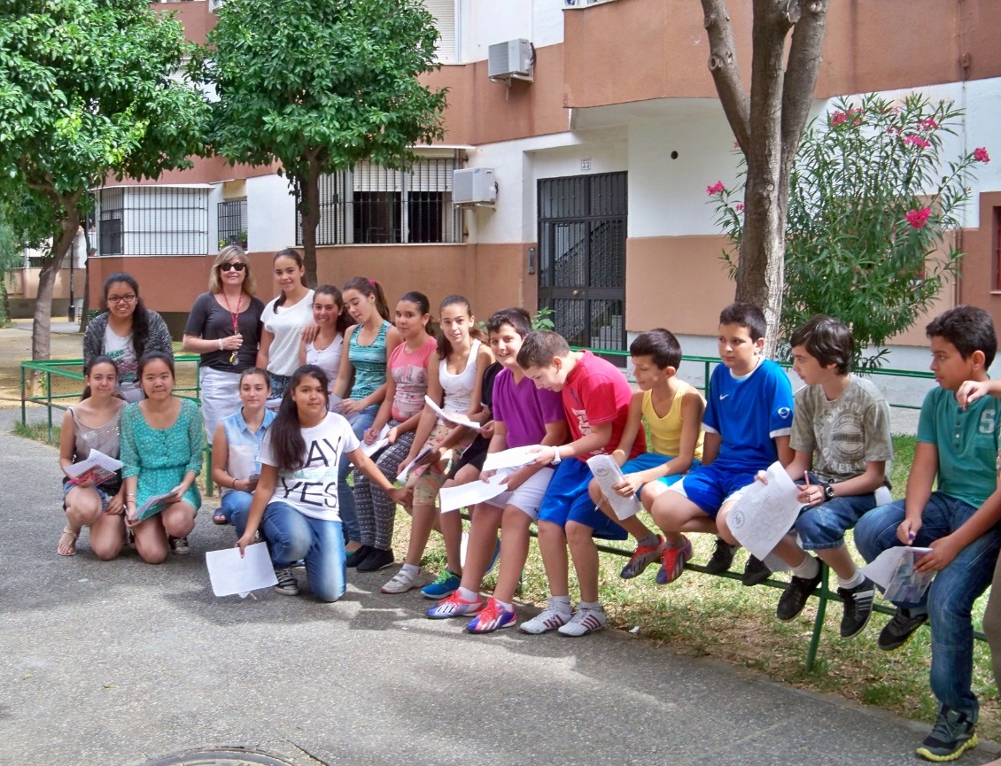 Los alumnos del colegio Manuel Canela en el recorrido de la barriada Ntra. Sra. de la Oliva.