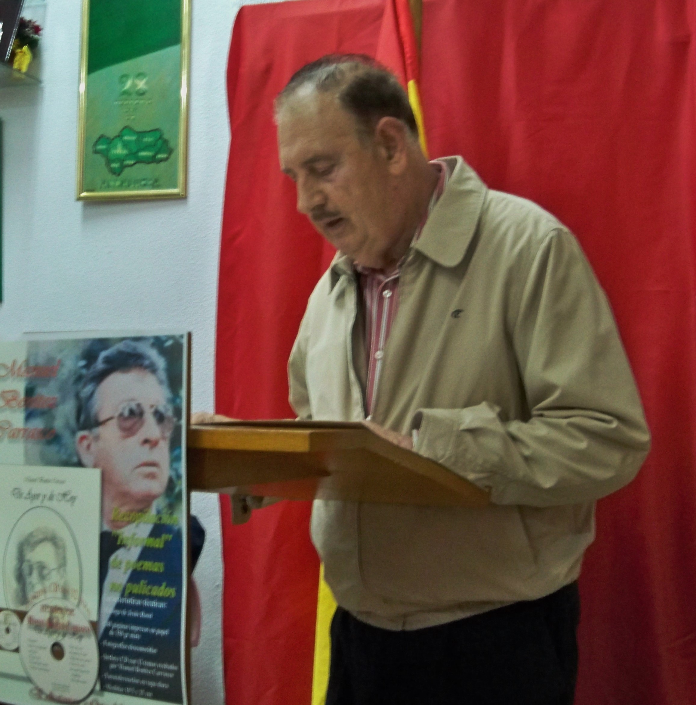 Carlos López Callejo, recitando el poema en homenaje al poeta granadino Manuel Benítez Carrasco.