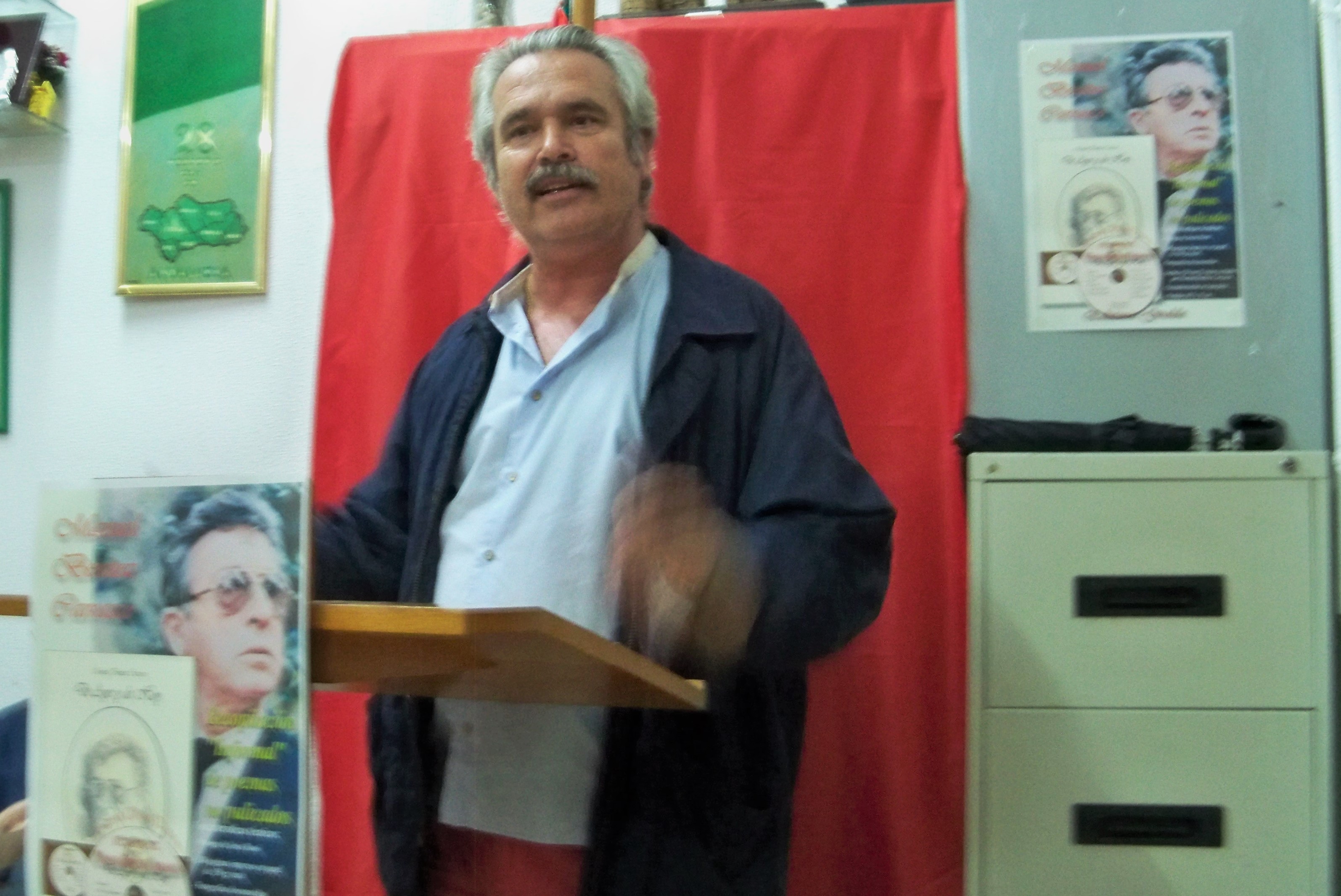 Ángel Ramón Fernández, recitando el poema 