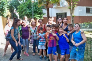 Los niños de la Fundación Atenea en el recorrido botánico de la barriada Ntra. Sra. de la Oliva.