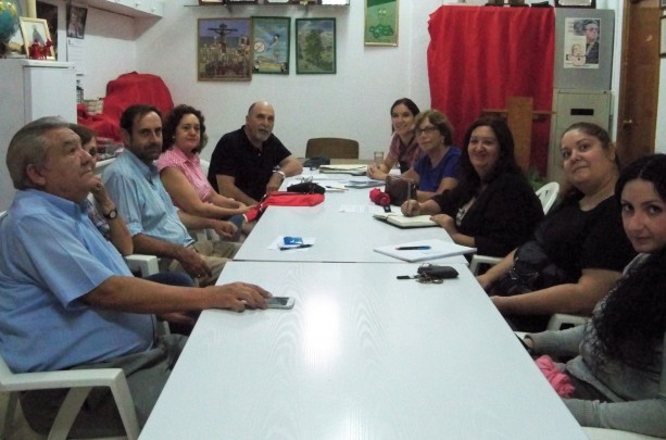 Ángela Lara con los representantes de la Plataforma Ciudadana, la Asociación Amigos de los Jardines de la Oliva y de la Cocina Solidaria 