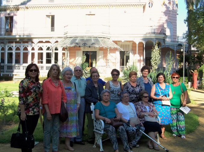  Algunos de los primeros visitantes posaron delante del edificio de la Casa Rosa.