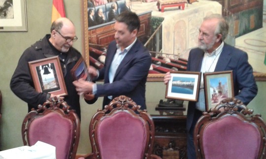 El Alcalde de Rota, hace entrega de unos cuadros a los representantes de la delegación sevillana