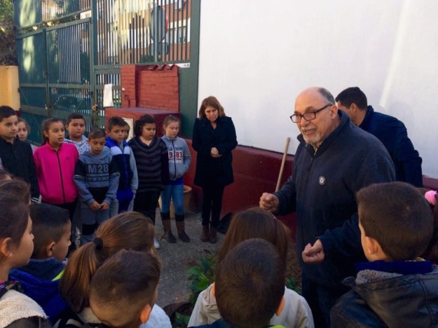 Jacinto Martínez, explicando las características del pacífico que van a plantar los alumnos del colegio Manuel Canela.