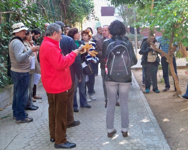 Los participantes en el paseo botánico, tomando notas de las explicaciones de Jacinto Martínez