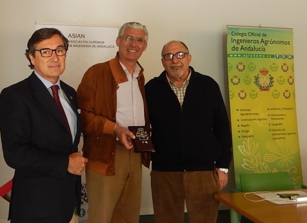El presidente del Colegio Oficial de Ingenieros Agrónomos de Andalucía, le entregó al presidente de la Asociación Ciudadana por el Medio Ambiente un placa de recuerdo.